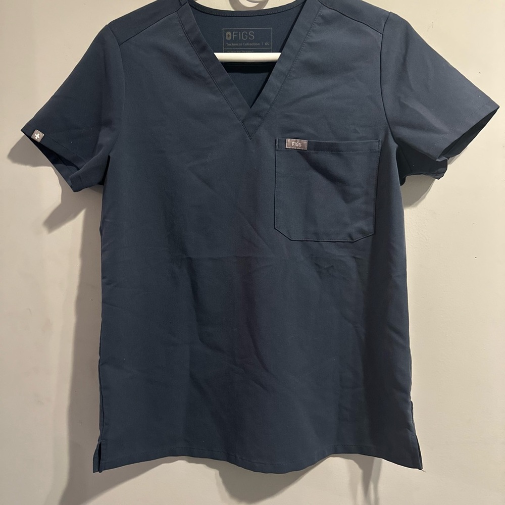 Figs‎ scrub top